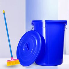 台灣製萬用桶儲水桶垃圾桶附蓋(顏色隨機) 46L (單入桶+掃把1支)