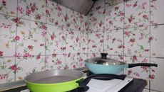 用水即可粘彩繪吸油壁貼─讓廚房水水一整年，還可當臥室遮陽貼