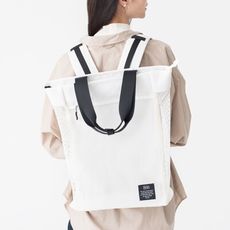 日本 KiU 112908 白色 側背後背2用大容量托特包: 一包變兩包,內袋可抽出,變防水購物袋