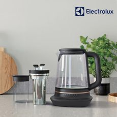 【Electrolux 伊萊克斯】主廚系列玻璃智能溫控電茶壺 熱水壺 E7GK1-73BP
