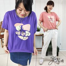 貝蕾側臉插畫印花小落肩寬鬆上衣-S3069二色可選中大尺碼女裝