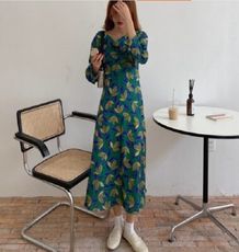 後背小心機鏤空繫帶蝴蝶結碎花連衣裙