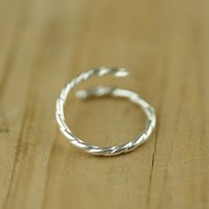hug ring手作純銀復古做黑舊麻繩花開口戒指女調節大小學生朋友1入 -