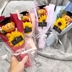 畢業花束 畢業熊花束 磨砂袋花束 博士熊 畢業禮物 畢業典禮 畢業季 玩偶花束 公仔花束