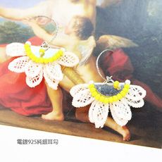 【粉紅堂 飾品】蕾絲花瓣珠珠耳環 ＊白色 / 黃色＊