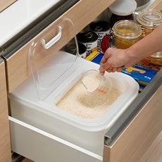 【INOMATA】掀蓋式米桶附量杯《秀品屋》