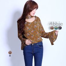 【Abbie】金屬扣環圍脖V領荷葉袖印花上衣