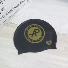 ARENA SWIM ADAM PEATY AP+ 泳帽 APCAP 黑x金-iSport 愛運動