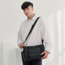 MANDE RHODE - 曼德羅德 - 滑面大容量插扣造型郵差包(大/L) - A5890-1K
