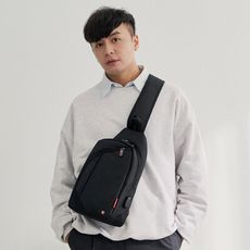 OVERLAND - LOGO浮印圓弧造型胸背包/肩背包 - 5209