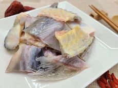 【菲比鱘常】凍鮮鱘龍魚魚骨 (300g／包）