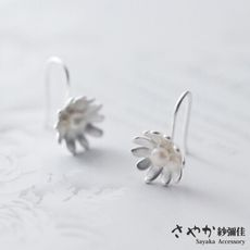 【Sayaka紗彌佳】秋風暖陽小雛菊花朵珍珠造型耳勾