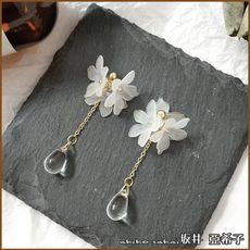 『坂井.亞希子』繁花錦簇白色小雛菊垂墜水晶耳環