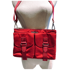 Kipling 紅色絲滑合成纖維材質素面雙口袋設計斜背包  #HB7365