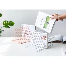 北歐三角形鐵藝書架創意桌面收納架客廳裝飾置物架書立