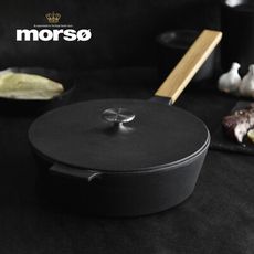【丹麥Morsø】皇家黑爵士橡木單柄琺瑯鑄鐵炒鍋附蓋-25cm (附收納袋)