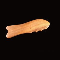 魚形刮痧板 ( 舒壓按摩穴道) 肖楠木製成，不但堅固耐用且含有淡淡的香氣