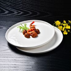 【YU Living 信歐傢居】輕時尚緞面白瓷點心圓盤四件組 餐盤組(四件一組/白色)