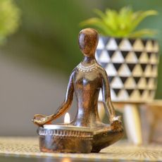 【YU Living】修行人打坐造型裝飾燭臺(高10.5cm/仿鏽色)