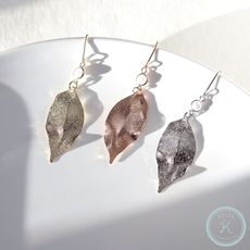 [免運] 【KELRA】正韓 金屬感葉子珍珠耳環 耳夾