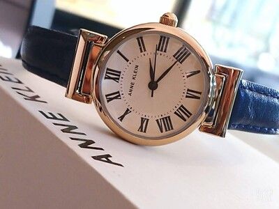 ANNE KLEIN安妮克萊恩精品錶,26mm圓形金色精鋼錶殼白色錶盤真皮皮革寶藍錶帶AN00143