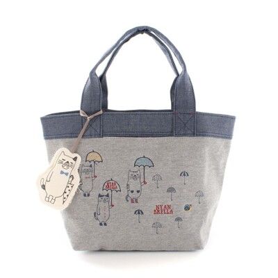 【Kusuguru Japan】日本眼鏡貓 傘下雨天寬口萬用手提包(加贈同款立體造型掛飾)-灰色