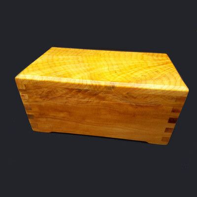 台灣黃檜寶盒: 黃檜閃花料，取料極為不易，香氣濃郁檜木寶盒收納珠寶盒